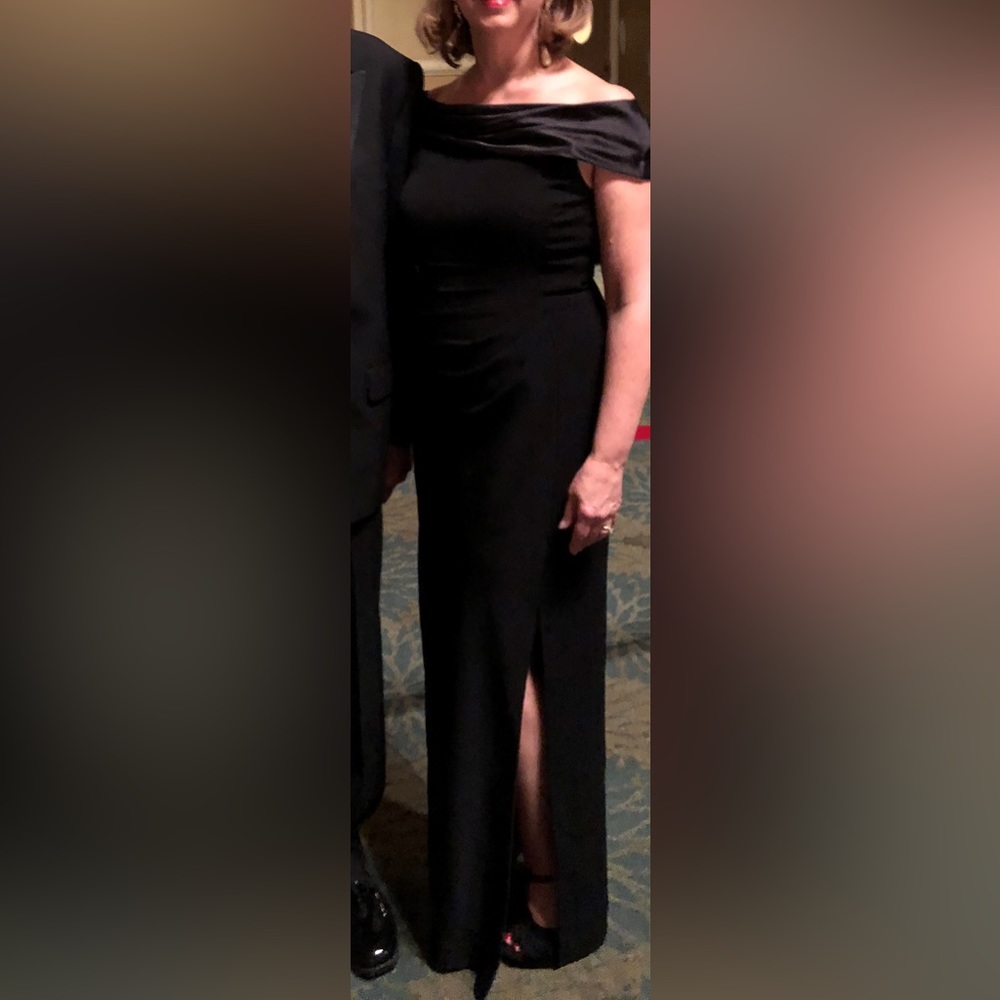 Tahari Evening Gown in Black with Red Lining Size 6